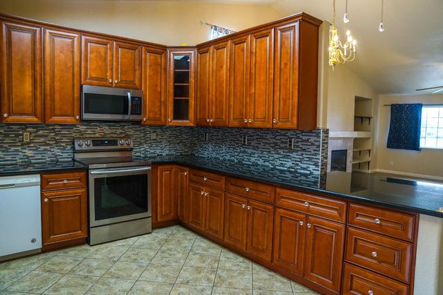 5543 E Byrd Avenue, Fresno, CA 93727