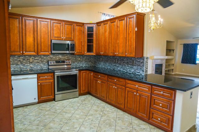 5543 E Byrd Avenue, Fresno, CA 93727