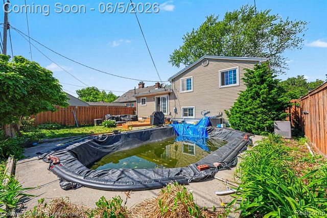 22606 Manor Street, Saint Clair Shores, MI 48081