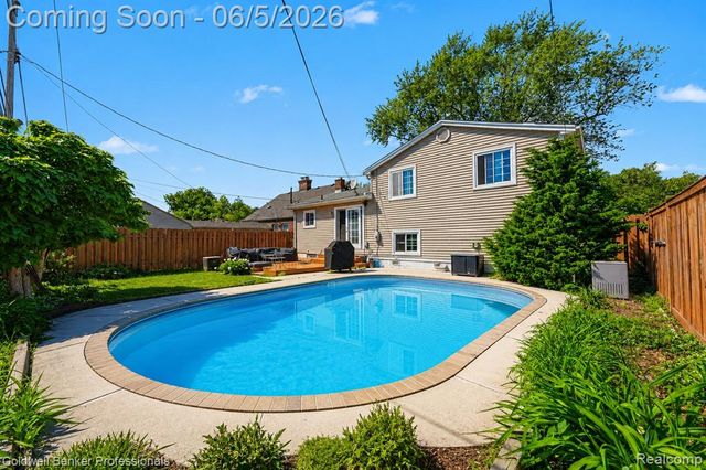 22606 Manor Street, Saint Clair Shores, MI 48081