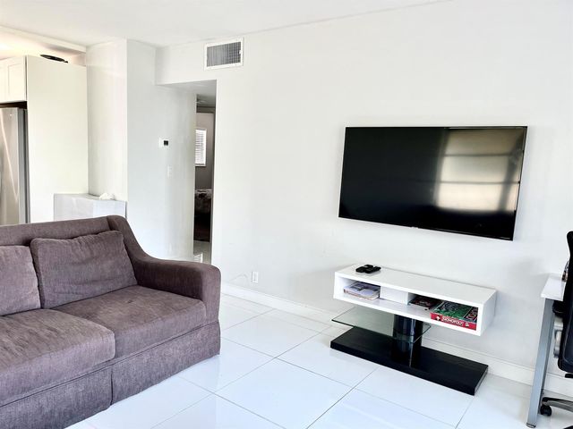 311 E Ocean Avenue 201, Lantana, FL 33462