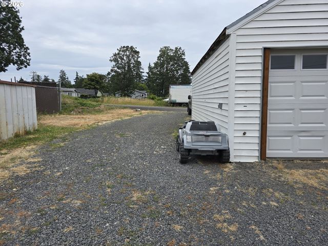 920 LEMONT St, St Helens, OR 97051