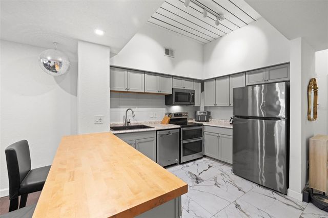 2410 W AZEELE STREET 214, Tampa, FL 33609