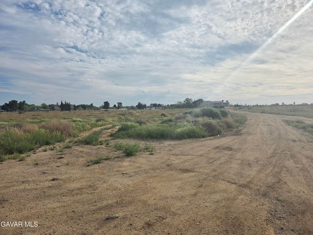 28th Ste Vic Avenue R8, Palmdale, CA 93550