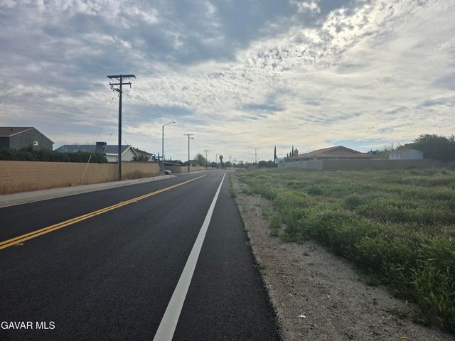 28th Ste Vic Avenue R8, Palmdale, CA 93550