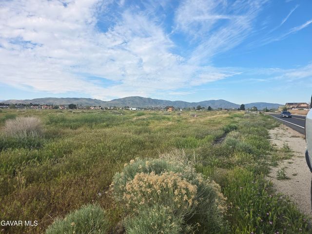 28th Ste Vic Avenue R8, Palmdale, CA 93550