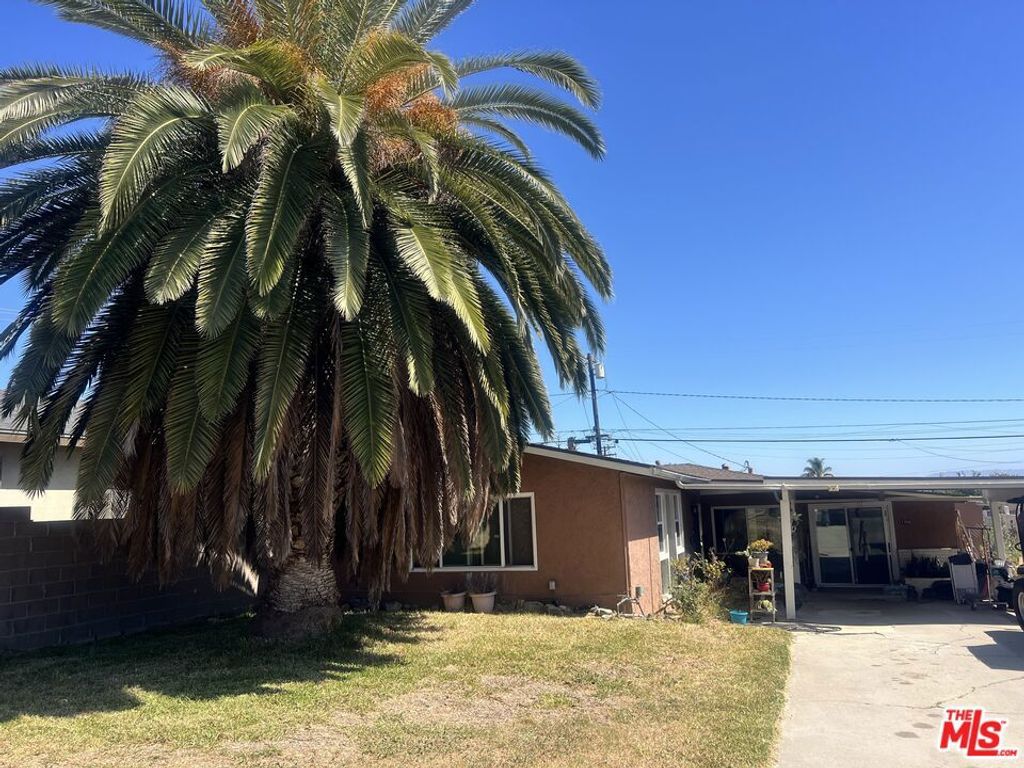 Image 2 of property listing at 1706 W 124th Street, Los Angeles, CA 90047