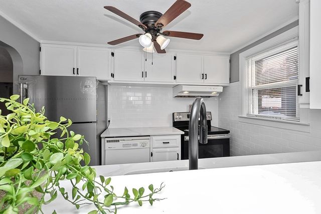 5 Bernier Ln, Bellingham, MA 02019