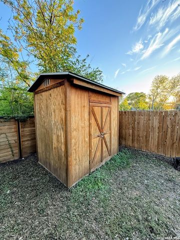 419 Collinsworth Avenue, San Antonio, TX 78225