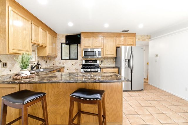 5532 Manzanita Ave, Carmichael, CA 95608