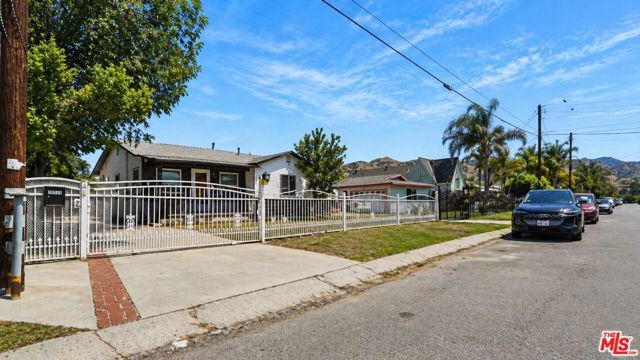 10341 Arminta Street, Sun Valley (los Angeles), CA 91352
