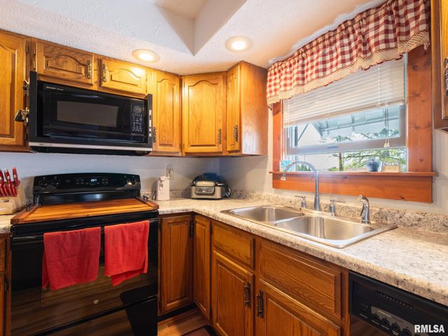 201 N HANNIBAL Street, Tremont, IL 61568