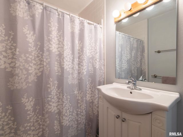 201 N HANNIBAL Street, Tremont, IL 61568