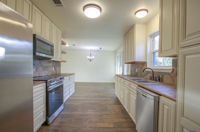 25090 D Hutchinson Rd, Holden, LA 70744