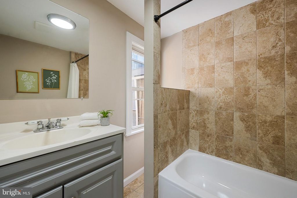 Image 16 of property listing at 125 E CROSS ST, Baltimore, MD 21230