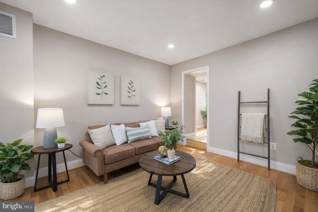 Image 4 of property listing at 125 E CROSS ST, Baltimore, MD 21230