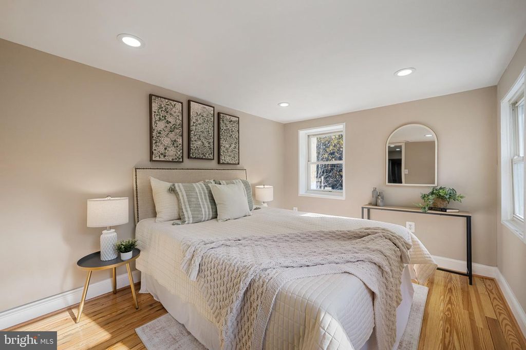 Image 5 of property listing at 125 E CROSS ST, Baltimore, MD 21230