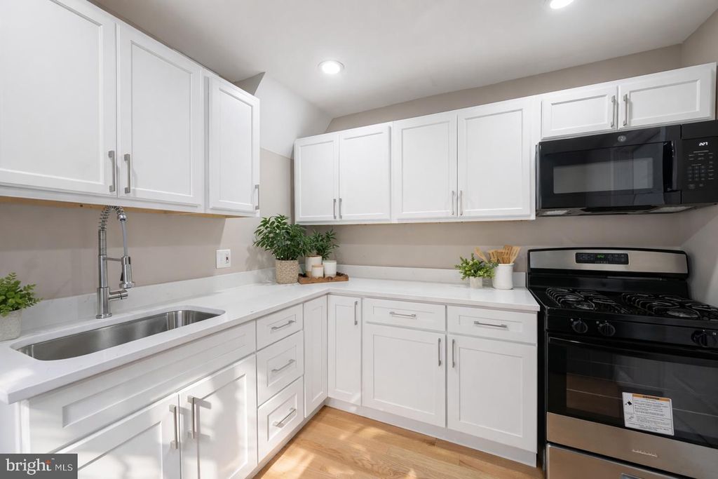 Image 8 of property listing at 125 E CROSS ST, Baltimore, MD 21230