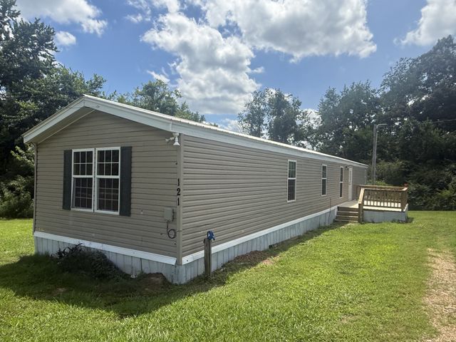 121 Sealtest Dr, Hohenwald, TN 38462