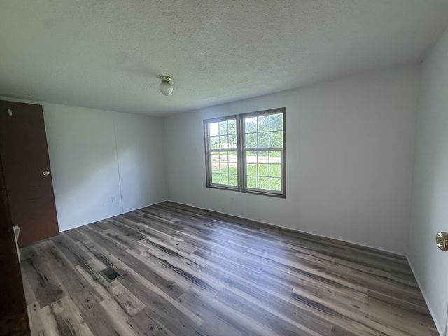 121 Sealtest Dr, Hohenwald, TN 38462