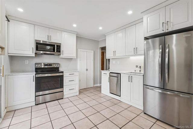 5 Haiti Lane, Coram, NY 11727