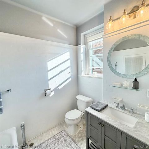 8120 E Jefferso E Jefferson Avenue 7E, Detroit, MI 48214