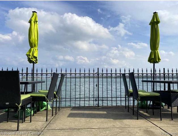 8120 E Jefferso E Jefferson Avenue 7E, Detroit, MI 48214