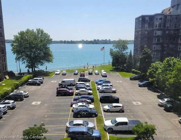 8120 E Jefferso E Jefferson Avenue 7E, Detroit, MI 48214
