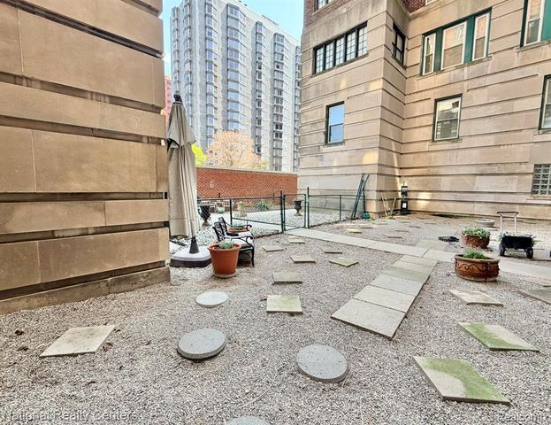 8120 E Jefferso E Jefferson Avenue 7E, Detroit, MI 48214