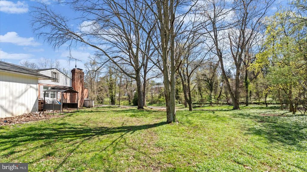 Image 15 of property listing at 1701 ROLAND AVE, Baltimore, MD 21204