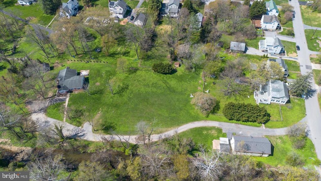 Image 4 of property listing at 1701 ROLAND AVE, Baltimore, MD 21204