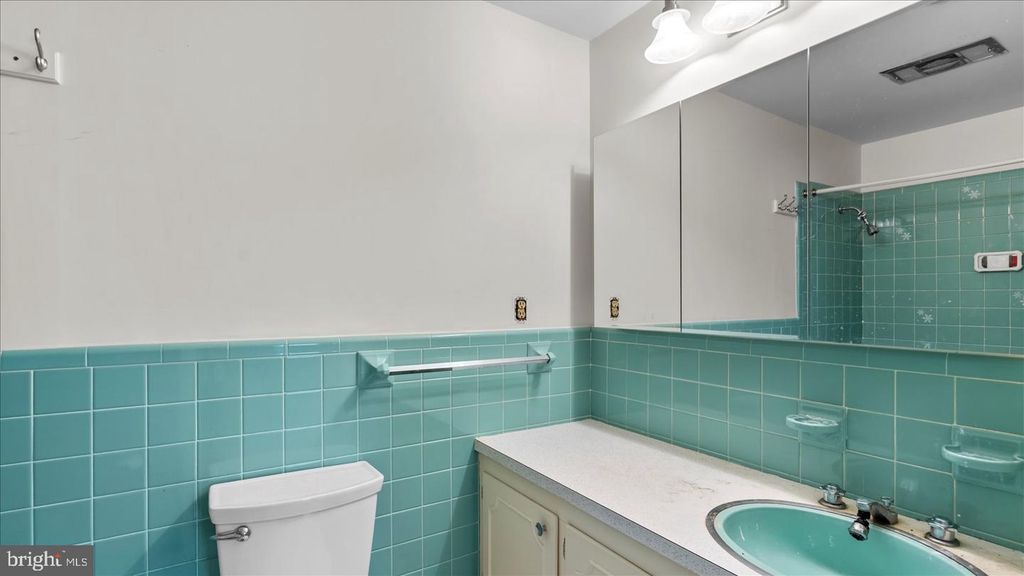 Image 41 of property listing at 1701 ROLAND AVE, Baltimore, MD 21204