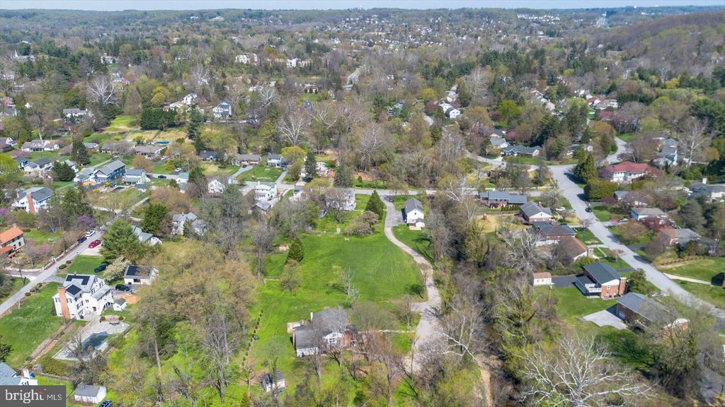 Image 8 of property listing at 1701 ROLAND AVE, Baltimore, MD 21204