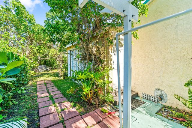 629 Selkirk Street, West Palm Beach, FL 33405