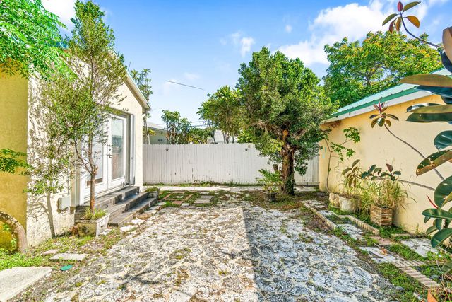 629 Selkirk Street, West Palm Beach, FL 33405