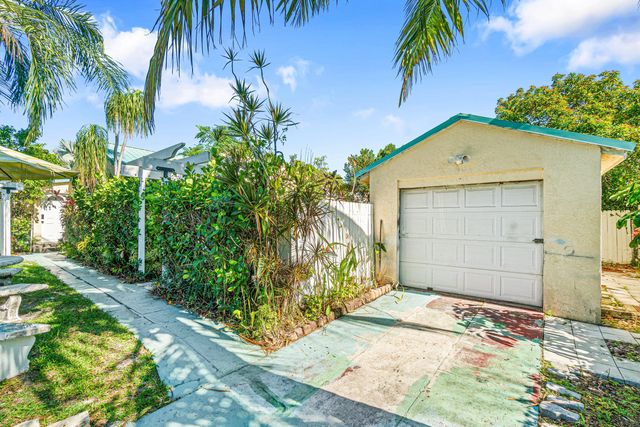 629 Selkirk Street, West Palm Beach, FL 33405