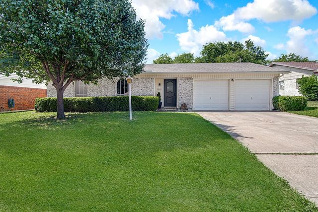 829 Belaire Drive, Burleson, TX 76028