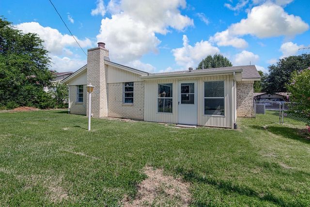 829 Belaire Drive, Burleson, TX 76028