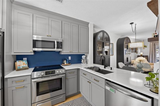 2437 LAKE WOODBERRY CIRCLE, Brandon, FL 33510