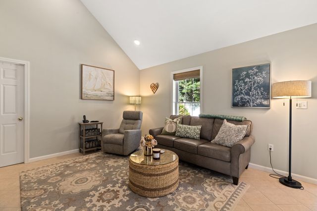 7 Dornoch Cir 7, Chelmsford, MA 01863