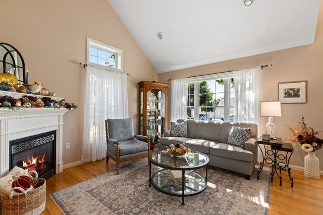 7 Dornoch Cir 7, Chelmsford, MA 01863