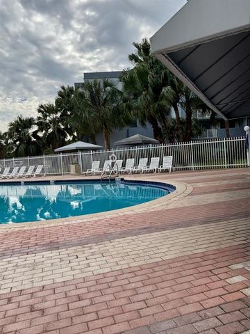 9365 Fontainebleau Blvd E105, Miami, FL 33172