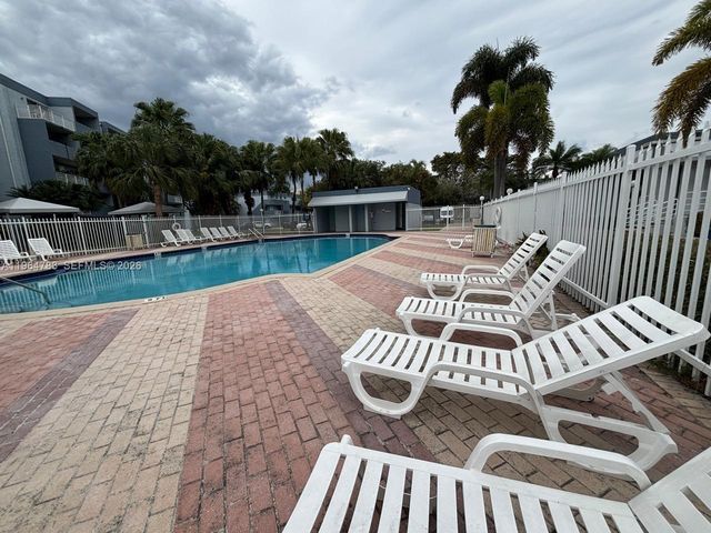 9365 Fontainebleau Blvd E105, Miami, FL 33172