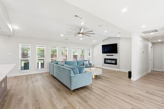 1909 W Red Bird Lane, Dallas, TX 75232