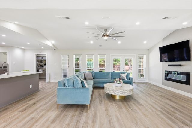 1909 W Red Bird Lane, Dallas, TX 75232