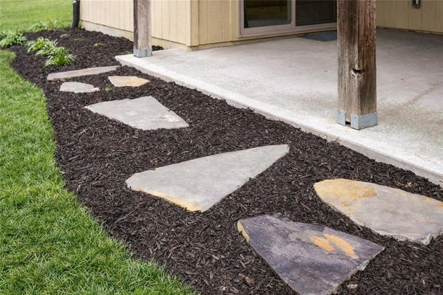 9896 Saddletop Street, Lenexa, KS 66227