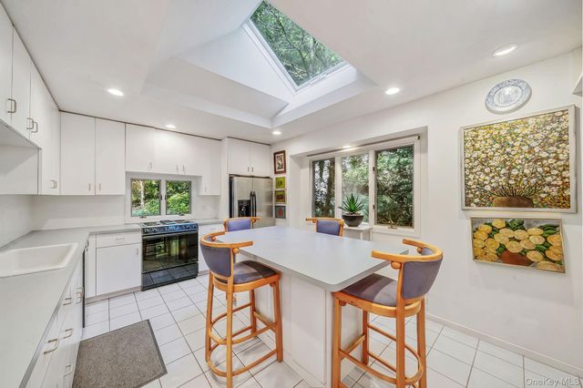 16 Joshuas Path, East Hampton, NY 11937