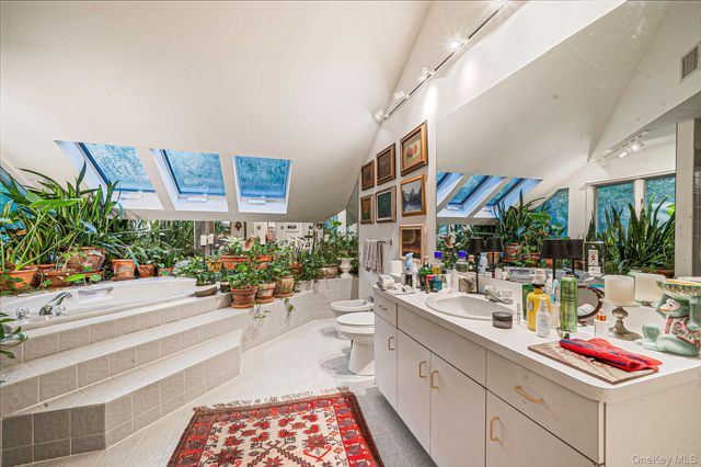 16 Joshuas Path, East Hampton, NY 11937