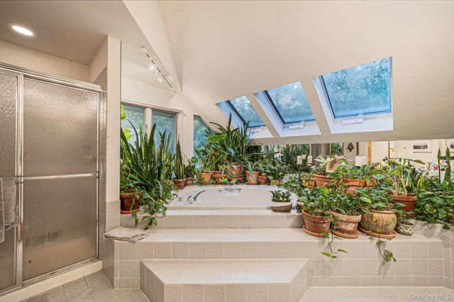 16 Joshuas Path, East Hampton, NY 11937