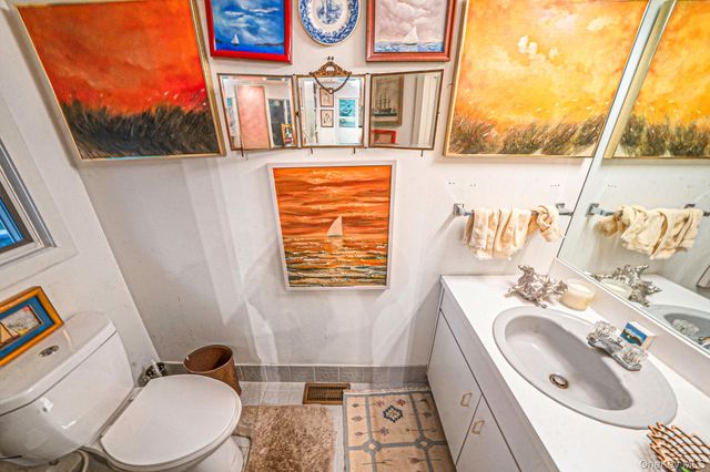 16 Joshuas Path, East Hampton, NY 11937